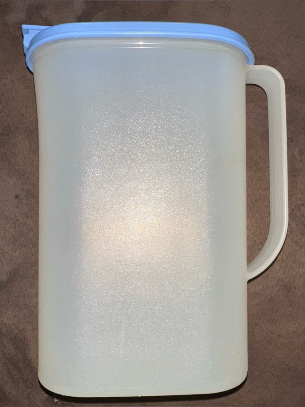 Vintage Tupperware oval 2 quart Pitcher 2009c-1/ Blue Lid 2010B-2